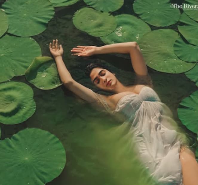  ചിത്രങ്ങൾ നിമിഷനേരങ്ങൾക്കുള്ളിലാണ് സോഷ്യൽമീഡിയയിൽ വൈറലായത്. നിരവധിപേരാണ് ചിത്രങ്ങളിൽ കമന്റുകൾ രേഖപ്പെടുത്തിയിരിക്കുന്നത്. ദേവതയെപോലെയുണ്ട്. ക്യൂട്ട്, മനോഹരം എന്നിങ്ങനെ നീളുന്നു കമന്റുകൾ.