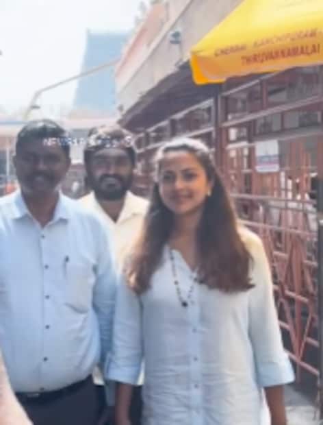  ഇത് കൂടാതെ, ​ഗർഭിണിയായ സ്ത്രീകൾ ധരിക്കുന്നത് പോലുള്ള ഫ്രീ സൈസ് പൈജാമയും കുർത്തയുമാണ് അമല ധരിച്ചിരുന്നത്. ഇതോടെയാണ് അമല ​ഗർഭിണിയാണെന്ന സൂചനകൾ ആരാധകർ കമന്റുകളിലൂടെ പ്രകടിപ്പിച്ചത്.celibr