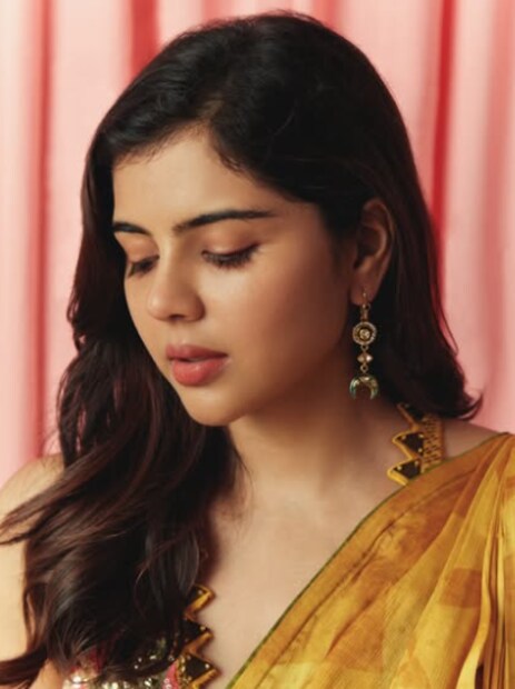  ചോക്ലേറ്റ് കേക്കിന് മുന്നിൽ നിറ ചിരിയുമായി ഇരിക്കുന്ന കല്യാണിയേയും സമീപത്തായി സഹോദരൻ സിദ്ധാർത്ഥിനേയും ഭാര്യ മെർലിനേയും പ്രിയദർശനേയും  ചിത്രത്തിൽ കാണാമായിരുന്നു.
