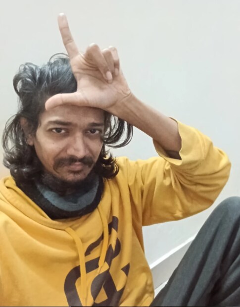  സിനിമയിൽ അവസരം കുറഞ്ഞതിനാൽ നടൻ അശ്ലീല ചിത്ര നിർമാണത്തിലേക്ക് കടന്നോ എന്നാണ് ചിലർ ചോദിക്കുന്നത്. ഈയിടെ ഷർട്ട് ധരിക്കാതെ ഒരു വീഡിയോ ശ്രീ പോസ്റ്റ് ചെയ്തിരുന്നു. സൗഹൃദം സ്ഥാപിക്കാനായി സെക്സിയായ സ്ത്രീകൾക്ക് തന്നെ മെസേജ് ചെയ്യാമെന്നായിരുന്നു ഇതിന് തലക്കെട്ടായി ശ്രീ നൽകിയത്.