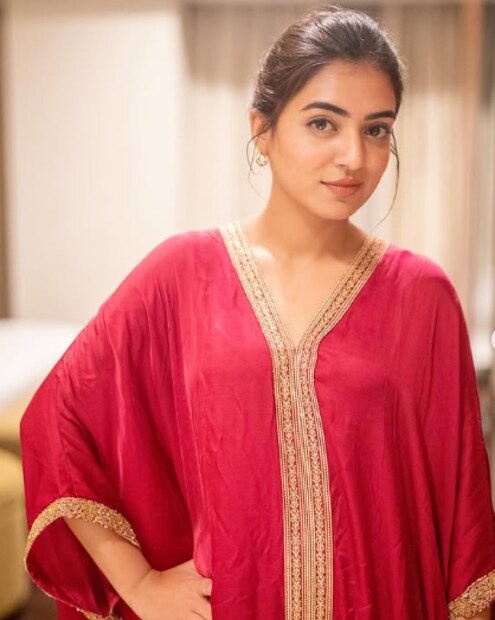  നിരവധിപേരാണ് നസ്രിയയുടെ പോസ്റ്റിൽ പ്രതികരിച്ചത്. നസ്രിയയുടെ ഡിവോഴ്സ് അറിയിപ്പ് ആണെന്ന് ഓർത്ത് പേടിച്ചു പോയി എന്നും പോസ്റ്റ് വായിച്ചു കഴിഞ്ഞാണ് സമാധാനം ആയതെന്നും ഒക്കെയാണ് കൂടുതൽ കമന്റുകളും. നസ്രിയയ്ക്ക് പിന്തുണയർപ്പിച്ചു കൊണ്ട് നിരവധി സെലിബ്രിറ്റികളാണ് കമന്റ് ബോക്സിലെത്തിയത്.