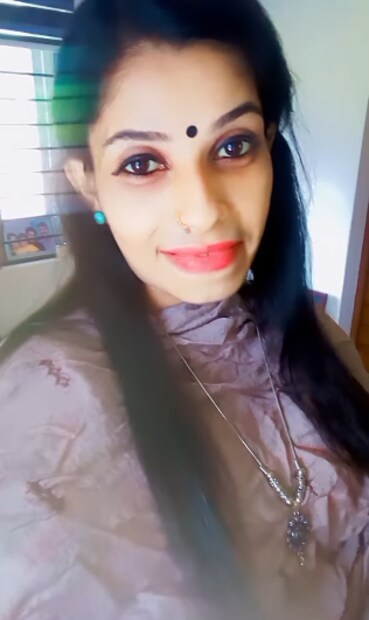  ആ പെർഫ്യൂം അടിക്കാനുള്ളതല്ല, സുധിച്ചേട്ടന്റെ സ്‌മെല്&#x200d; എനിക്കും മകന്&#x200d; കിച്ചുവിനും അടുത്ത വീട്ടുകാര്&#x200d;ക്കും മനസിലാകുന്ന സ്‌മെല്ലാണ്. അത് ദേഹത്ത് അടിയ്ക്കേണ്ട പെർഫ്യൂമല്ല. ഞാൻ അത് അടിച്ചിട്ടേയില്ല. സുധിച്ചേട്ടനെ ഓര്&#x200d;ക്കുമ്പോള്&#x200d; അത് തുറന്ന് മണം കിട്ടുമ്പോള്&#x200d; സുധിച്ചേട്ടന്റെ സാന്നിധ്യം ഇവിടെ എവിടെയോ ഉണ്ടെന്നൊരു തോന്നലുണ്ടാകുമെന്നാണ് രേണു പറയുന്നത്.
