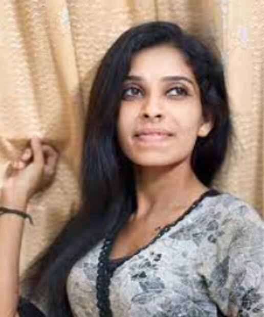  അന്തരിച്ച മിമിക്രി കലാകാരൻ കൊല്ലം സുധിയുടെ ഭാര്യ രേണു സുധിയാണ് ഇപ്പോൾ സമൂഹമാധ്യമങ്ങളിൽ നിറഞ്ഞു നിൽക്കുന്നത്. ഷോർട്ട് ഫിലിമും റീൽസുമൊക്കെ ആയാണ് രേണു സമൂഹമാധ്യമങ്ങളിൽ നിറയുന്നത്. എന്നാൽ, സുധിയുടെ മരണ ശേഷം രേണുവിനെ പിന്തുണച്ച സോഷ്യൽമീഡിയ ഇപ്പോൾ രേണുവിനെ വിമർശിക്കുകയാണ്.