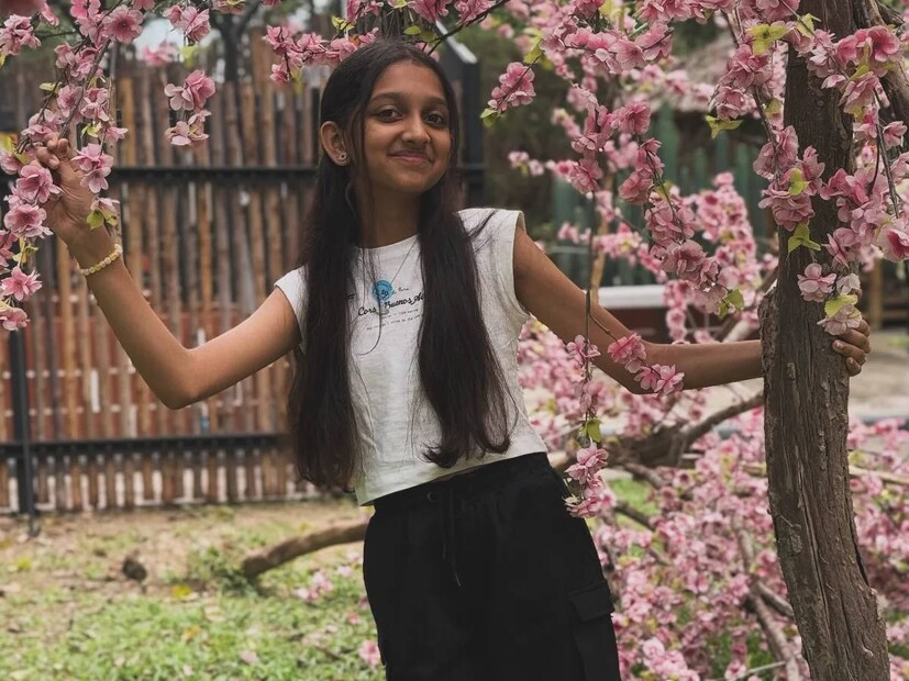 ഷൂട്ടിംഗ് നടക്കവേ, സ്വന്തം കൈപൊള്ളിയിട്ടും ഈ കുഞ്ഞ് അത് വകവെക്കാതെ ക്യാമറയ്ക്ക് മുന്നിൽ നിന്നുകൊണ്ട് അഭിനയിച്ച് തകർത്തത് അര മണിക്കൂറാണ്. അതാണ് ആവണി. കുഞ്ഞിനെ അടുത്തു ചേർത്തു നിർത്തി, കയ്യിൽ പൊള്ളിയ ഇടം ചൂണ്ടിക്കാട്ടിയാണ് സൂര്യ അക്കാര്യം തന്റെ മുന്നിൽ കൂടിയിരുന്ന വലിയ സദസ്സിനു മുന്നിൽ, മാധ്യമങ്ങൾക്ക് മുൻപിലായി അവതരിപ്പിച്ചത്. ആ വീഡിയോയുമായി സിനിമയുടെ പി.ആർ.ഒ. പ്രതീഷ് ശേഖർ ഇൻസ്റ്റഗ്രാമിലും എത്തി. ആവണിയേ ആമിക്കുട്ടി എന്നാണ് സിനിമയിൽ വിശേഷിപ്പിക്കുന്നത് 