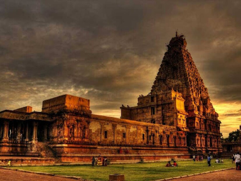 brihadeeswara temple, thanjavur temple, unesco wonder in thanjavur, thanjavur, thanja periya kovil, rajarajeswaram, hindu dravidian style temple, peruvudaiyar kovil, one of the largest shiva lingas in india, ancient shiva temple in thanjavur, places to visit in thanjavur, unesco world heritage sites in tamil nadu, Thanjavur, Brihadeeswara Temple, Tamil Nadu, Shiva Temple, Thanjavur Periya Kovil, Perunthachan, Brihadeeswara Temple, Chola emperor Rajaraja I, Tamil Nadu, ബൃഹദീശ്വര ക്ഷേത്രം, ചോള രാജാവ് രാജരാജ ഒന്നാമൻ, തമിഴ്നാട്