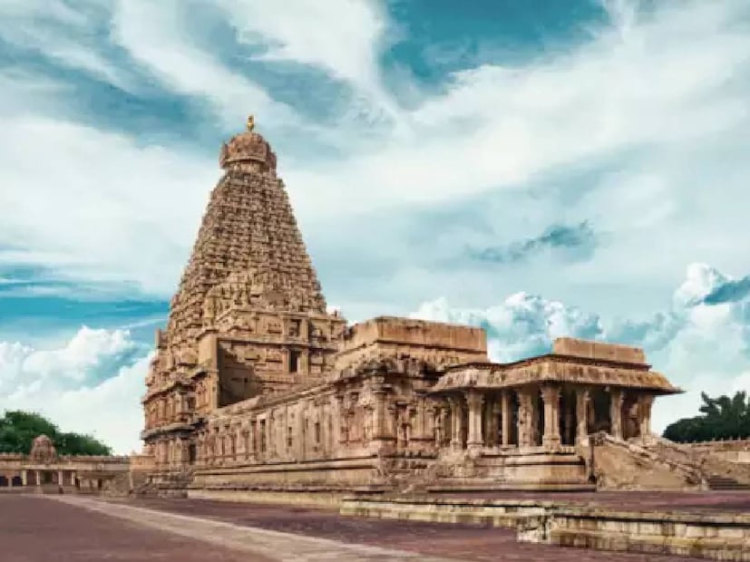 brihadeeswara temple, thanjavur temple, unesco wonder in thanjavur, thanjavur, thanja periya kovil, rajarajeswaram, hindu dravidian style temple, peruvudaiyar kovil, one of the largest shiva lingas in india, ancient shiva temple in thanjavur, places to visit in thanjavur, unesco world heritage sites in tamil nadu, Thanjavur, Brihadeeswara Temple, Tamil Nadu, Shiva Temple, Thanjavur Periya Kovil, Perunthachan, Brihadeeswara Temple, Chola emperor Rajaraja I, Tamil Nadu, ബൃഹദീശ്വര ക്ഷേത്രം, ചോള രാജാവ് രാജരാജ ഒന്നാമൻ, തമിഴ്നാട്