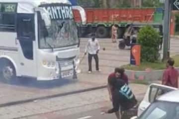 കല്ല്യാണസംഘത്തിന്റെ വാഹനത്തിനുനേരെ പന്നിപ്പടക്കമെറിഞ്ഞു; ആട് ഷമീറും സംഘവും കസ്റ്റഡിയില്‍