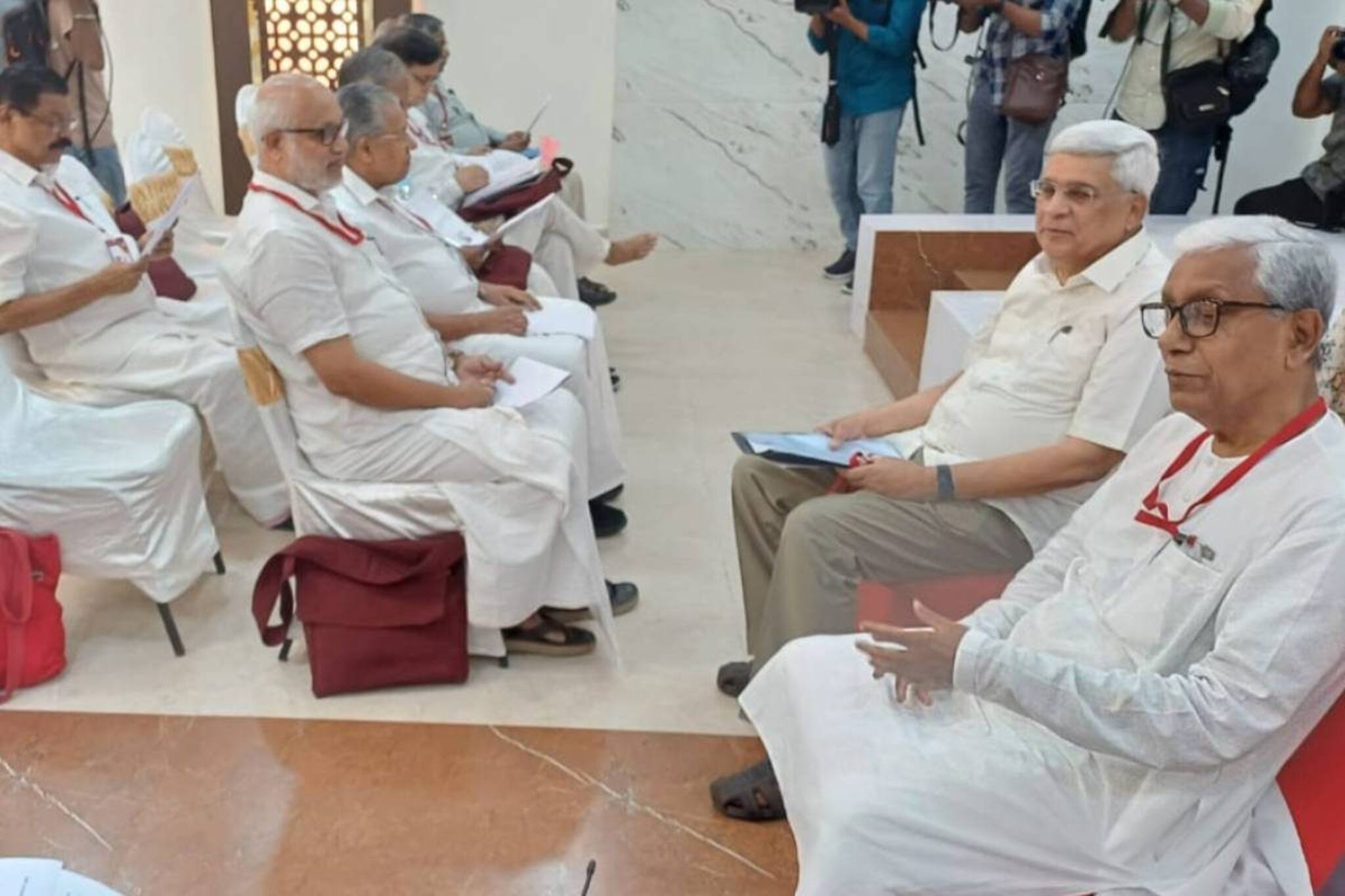 'വഖഫ് ബില്ലിനെ CPM എതിർക്കും'; ലോക്സഭയിലെ ചർച്ചയിൽ പങ്കെടുക്കാൻ എംപിമാർക്ക് പാർട്ടി നിർദേശം