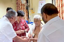 വീണുപരിക്കേറ്റ് ചികിത്സയിൽ കഴിയുന്ന NSS ജനറല്‍ സെക്രട്ടറി ജി സുകുമാരന്‍ നായരെ മുഖ്യമന്ത്രി സന്ദര്‍ശിച്ചു