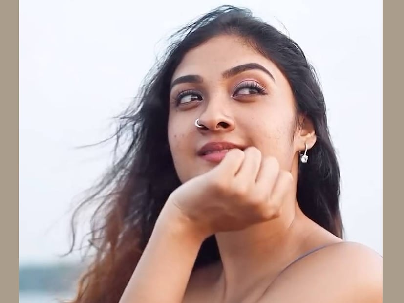കുഞ്ഞിലേ വളരെ ചബ്ബിയായ കുട്ടിയായിരുന്നു കുഞ്ഞാറ്റ എന്ന തേജാലക്ഷ്മി. അതുപോലെ തന്നെയാണ് വല്യമ്മ കല്പനയുടെ മകളായ ശ്രീമയിയും. എന്നാൽ, മുതിർന്നപ്പോൾ ഇരുവരും ലുക്ക് മാറ്റി. ഇന്ന്, പൂമ്പാറ്റ എന്ന് വിളിക്കുന്ന ശ്രീമയിയും കുഞ്ഞാറ്റയും മെലിഞ്ഞ സുന്ദരികളാണ്. തങ്ങളുടെ യൗവന കാലത്ത് നല്ല നിലയിൽ വർക്ക്ഔട്ടും മറ്റും നടത്തിയാണ് രണ്ടുപേരും ഈ ലുക്കുകൾ നിലനിർത്തിപ്പോരുന്നത് 