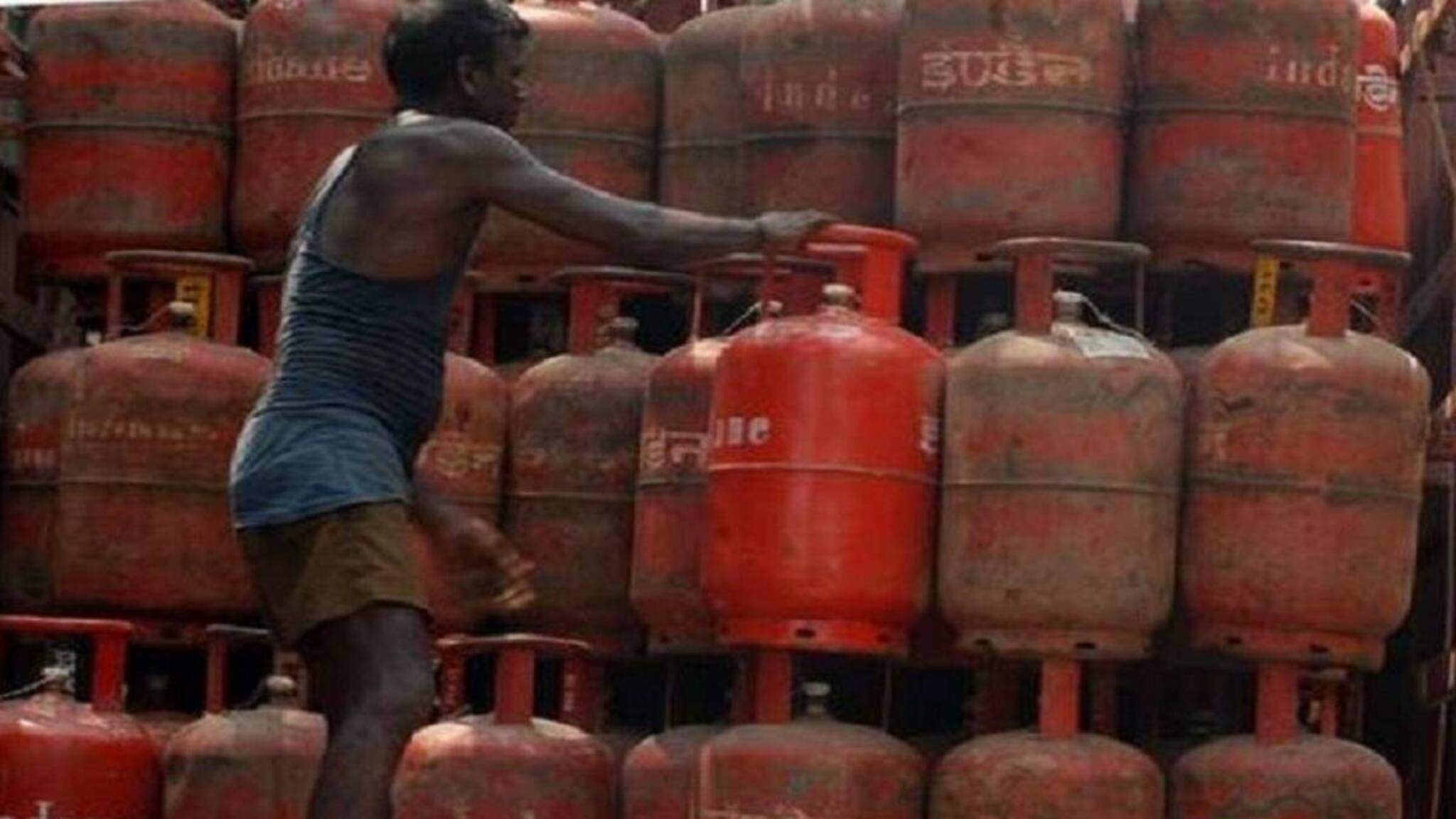 LPG Price: ഉജ്ജ്വലമായി! ഗാർഹിക പാചകവാതകത്തിന് വില വർധന ചൊവ്വാഴ്ച മുതൽ പ്രാബല്യത്തിൽ