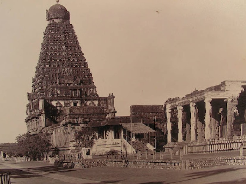 brihadeeswara temple, thanjavur temple, unesco wonder in thanjavur, thanjavur, thanja periya kovil, rajarajeswaram, hindu dravidian style temple, peruvudaiyar kovil, one of the largest shiva lingas in india, ancient shiva temple in thanjavur, places to visit in thanjavur, unesco world heritage sites in tamil nadu, Thanjavur, Brihadeeswara Temple, Tamil Nadu, Shiva Temple, Thanjavur Periya Kovil, Perunthachan, Brihadeeswara Temple, Chola emperor Rajaraja I, Tamil Nadu, ബൃഹദീശ്വര ക്ഷേത്രം, ചോള രാജാവ് രാജരാജ ഒന്നാമൻ, തമിഴ്നാട്
