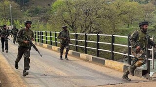 ജമ്മു കശ്മീരിലെ അനന്ത്‌നാഗ് ജില്ലയിലെ പഹൽഗാമിൽ വിനോദസഞ്ചാരികളുടെ ഒരു സംഘത്തെ തീവ്രവാദികൾ ആക്രമിച്ചതിനെത്തുടർന്ന് സുരക്ഷാ ഉദ്യോഗസ്ഥർ സ്ഥലത്തേക്ക് കുതിച്ചു. (ചിത്രം: PTI)