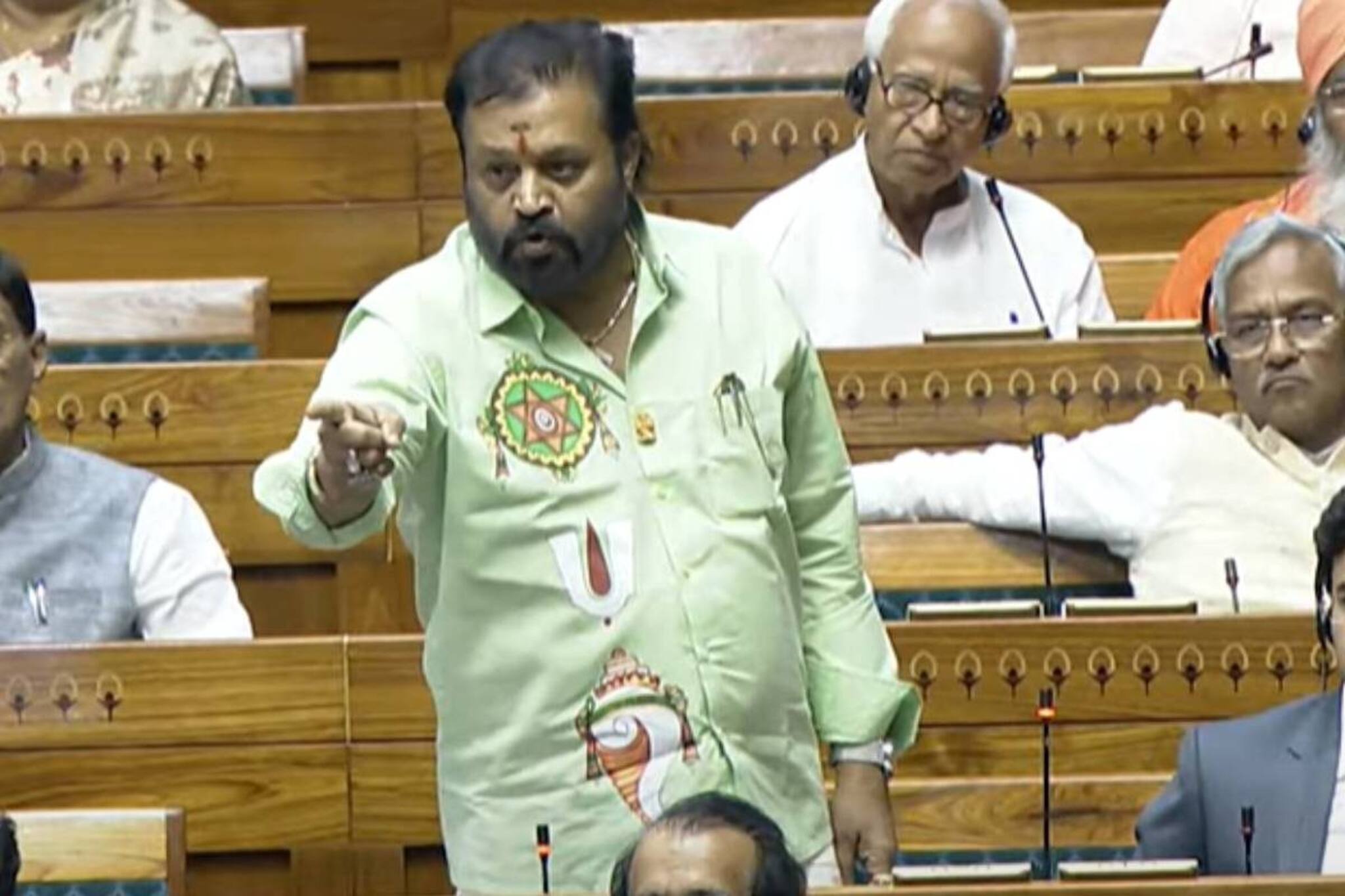 'വഖഫില്‍ കേരളം പാസാക്കിയ പ്രമേയം നാളെ അറബിക്കടലിൽ മുങ്ങിപ്പോവും'; ലോക്സഭയിൽ സുരേഷ് ഗോപി