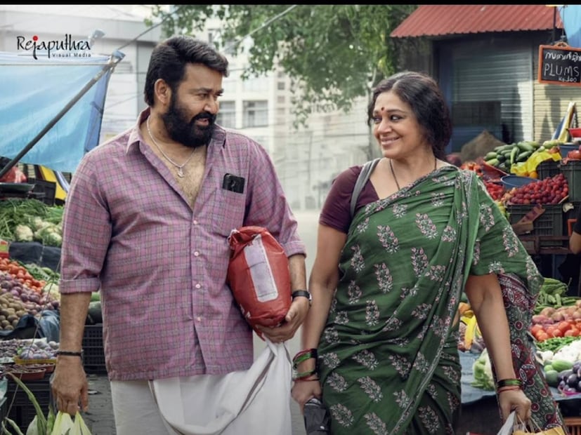 രണ്ടാം ദിവസം 8.6 കോടി രൂപയാണ് സിനിമയുടെ ബോക്സ് ഓഫീസ് കളക്ഷൻ. ഇതിൽ മലയാളത്തിൽ നിന്നുമാത്രം 8.45 കോടിയുണ്ട്. മൂന്നാം ദിവസം വീണ്ടും കളക്ഷൻ ഉയർന്നു. 10.89 കോടി രൂപയാണ് ഈ കളക്ഷൻ. ആദ്യ നാല് ദിനങ്ങൾ കൊണ്ട് 'തുടരും' എന്ന മലയാള ചിത്രം ബോക്സ് ഓഫീസിൽ നിന്നുമാത്രം ആകെ നേടിയത് 25.48 കോടി രൂപയാണ്. ഇത് നാലാം ദിവസത്തെ കളക്ഷനായ 0.74 കോടി രൂപയും ചേർത്തുള്ള തുകയാണ്. നാലാം ദിനം ഇനിയും പൂർണമായിട്ടില്ലാത്തതിനാൽ ഈ ദിവസം അവസാനിക്കുന്നതിനു മുൻപ് കളക്ഷൻ ഇനത്തിലെ തുക കൂടാനുള്ള സാധ്യത ഇനിയുമുണ്ട്. വൈകുന്നേരങ്ങളിലാണ് കൂടുതൽ പ്രേക്ഷകർ തിയേറ്ററിൽ എത്തുക 