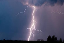 വീടിന് മുന്നിലെ വരാന്തയിൽ ഇരുന്ന യുവതി ഇടിമിന്നലേറ്റ് മരിച്ചു