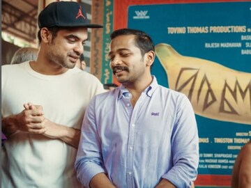 ട്രെന്റ് തുടരുമോ? ബേസിലിന് പിറന്നാൾ ആശംസിച്ച ടൊവിനോ പങ്കുവെച്ച ചിത്രത്തിൽ അമല പോളിന്റെ കിടിലൻ കമന്റ് ട്രെന്റ് തുടരുമോ? ബേസിലിന് പിറന്നാൾ ആശംസിച്ച ടൊവിനോ പങ്കുവെച്ച ചിത്രത്തിൽ അമല പോളിന്റെ കിടിലൻ കമന്റ്