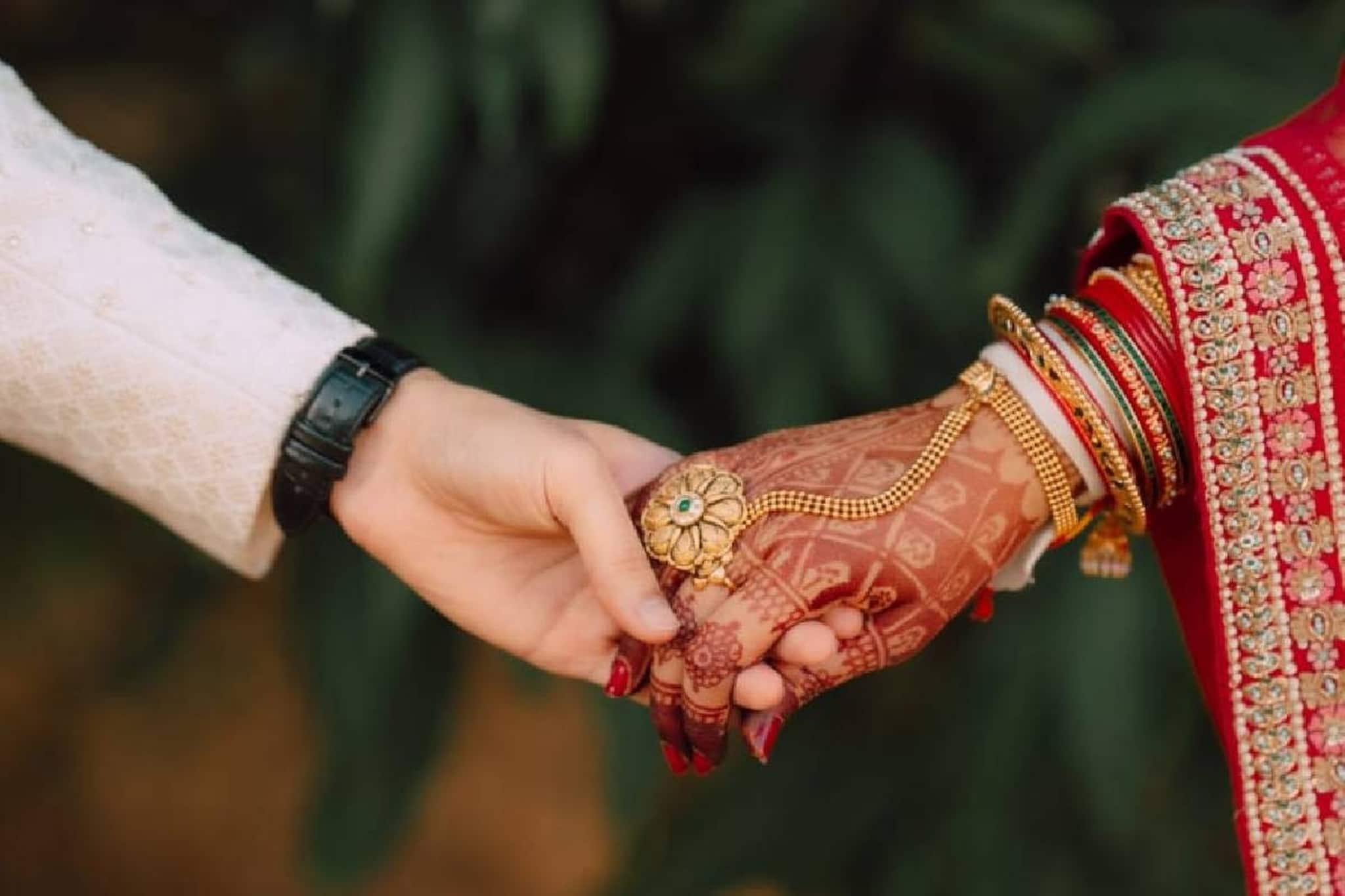 വിവാഹത്തിന് 9 ദിവസം മുമ്പ് വധുവിന്റെ അമ്മ വരനൊപ്പം ഒളിച്ചോടി; മുങ്ങിയത് സ്വർണാഭരണങ്ങളും പണവുമായി