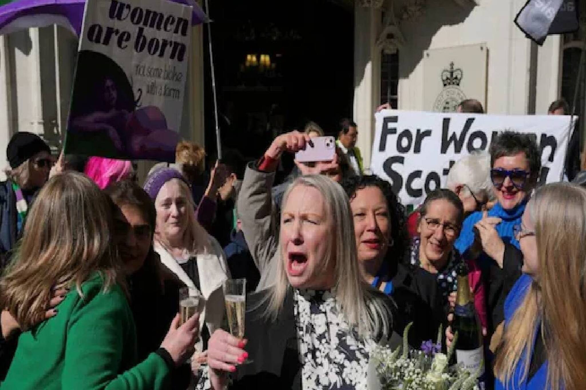 ആരാണ്  യഥാർത്ഥ 'സ്ത്രീ' ലിംഗപരമായ  നിർവചനം ട്രാൻസ് അവകാശങ്ങൾക്കും പോരാട്ടങ്ങൾക്കും തിരിച്ചടിയാകുമോ ?