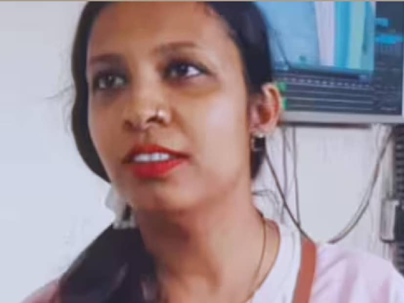 തന്റെ ജീവിതത്തിൽ ഒരിക്കലും സംഭവിച്ചിട്ടില്ലത്ത കാര്യമാണ് നടന്നത് എന്ന് യുവതി. പരാതി ഉണ്ടായതും, യുവതി അതുമായി നേരെ സ്റ്റേഷൻ ഇൻ-ചാർജിനോട് പരാതിപ്പെട്ടു. യുവതി ശുചിമുറിയിൽ കയറിയതും, ഒരാൾ പുറത്തെ നിലത്തിരിക്കുന്നതായി ഇവിടുത്തെ സി.സി.ടി.വി. ഫുട്ടേജിൽ തെളിഞ്ഞിട്ടുണ്ട്. പോലീസിന്റെ സാന്നിധ്യം ഉണ്ടായിട്ടു കൂടിയാണ് ഇത് സംഭവിച്ചത് എന്ന് അവർ ആശ്ചര്യപ്പെട്ടു (തുടർന്ന് വായിക്കുക)