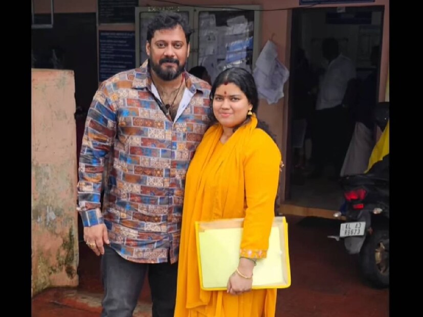 കോകിലയെ താലിചാർത്തിയതിനു തൊട്ടുപിന്നാലെ രജിസ്റ്ററിൽ ഒപ്പുവെക്കുന്ന ബാലയുടെ ദൃശ്യം വൈറലായിരുന്നു. പോയവർഷമാണ് ബാല കോകിലയെ വിവാഹം ചെയ്തത്. ഇത് ഫൈനൽ എന്ന് പറഞ്ഞ് കൂടിയാണ് ബാല കോകിലയെ താലിചാർത്തിയത്. പിതാവിൽ നിന്നും തനിക്ക് 250 കോടി രൂപ കൈവന്നു എന്ന് ബാല അവകാശപ്പെട്ടതിനു പിന്നാലെയാണ് വിവാഹം നടന്നത്. കോകിലയും തമിഴ്നാട്ടിലെ സമ്പന്ന കുടുംബത്തിലെ അംഗം എന്നാണ് ബാല നൽകിയ വിവരം (തുടർന്ന് വായിക്കുക)