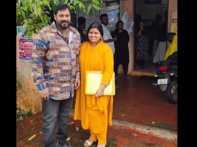 ഇടപ്പള്ളി സബ് റെജിസ്ട്രർ ഓഫീസിൽ നിന്നുള്ള ദൃശ്യവുമായാണ് ബാലയുടെ വരവ്. വീഡിയോ ക്യാപ്‌ഷനിൽ കൺഗ്രാചുലേഷൻസ് കോകില എന്നാണ് വാക്കുകൾ. ദൃശ്യം പരിശോധിച്ചാൽ ബാല ഓഫീസിന്റെ അകത്തെ ക്യാബിനിൽ ഇരുന്ന് പേപ്പർവർക്കുകൾ തീർക്കുന്നതും കോകില പുറത്തു കാത്തുനിൽക്കുന്നതും കാണാം. ഇവിടെ നിന്നുള്ള ചെറുചെറു ദൃശ്യങ്ങൾ ചേർത്താണ് വീഡിയോ തയാറാക്കിയിട്ടുള്ളത്. അമൃതയുമായുള്ള വിവാഹബന്ധത്തിൽ ജീവനാംശം നൽകുകയോ, അമൃതയും കുടുംബവും അതാവശ്യപ്പെടുകയോ ചെയ്യാതെയാണ് അവർ ബന്ധം പിരിഞ്ഞത്