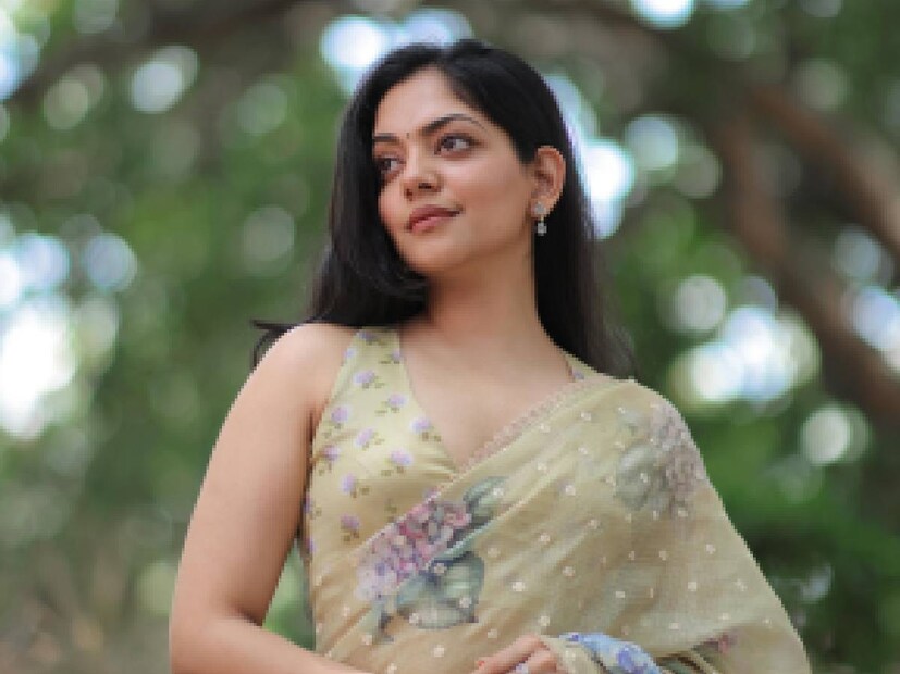 താരങ്ങൾ തിങ്ങിനിറഞ്ഞ വീടായതുകൊണ്ട് തന്നെ ചിലപ്പോൾ ഇവിടേയ്ക്ക് ആരാധകർ പോലും വന്നുകയറാറുണ്ട്. ഇതിന്റെ പേരിൽ ഉണ്ടായ പുകിലുകളും വാർത്തയ്ക്ക് വിഷയമായി മാറിയിരുന്നു. പൊതുവേ, സാമൂഹിക വിഷയങ്ങളിൽ തന്റേതായ അഭിപ്രായം രേഖപ്പെടുത്തുന്ന കൂട്ടത്തിലാണ് അഹാന കൃഷ്ണ. കൃത്യമായ സാമൂഹിക നിരീക്ഷണവും അഹാന നടത്താറുണ്ട്. ചില പ്രതികരണങ്ങൾ അഹാന കൃഷ്ണ അവരുടെ ഇൻസ്റ്റാഗ്രാം ഹാന്ഡിലിലൂടെ നടത്താറുണ്ട് എന്ന പ്രത്യേകതയുമുണ്ട്. അതിൽ ഏറ്റവും പുതിയ വിഷയം കഴിഞ്ഞ ദിവസം അഹാന പോസ്റ്റ് ചെയ്‌തു (തുടർന്ന് വായിക്കുക)