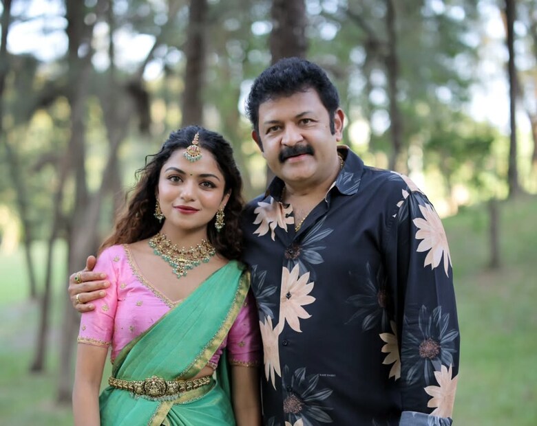  സ്ത്രീകളുടെ ലോകത്തിൽ സന്തോഷമായി കഴിയാൻ അനുഗ്രഹം നേടി ഭൂമിയിലേക്ക് വന്ന ഒരു ഭാഗ്യവാനായി എനിക്ക് തന്നെ കുറിച്ച് പലപ്പോഴും തോന്നിയിട്ടുണ്ടെന്ന് കൃഷ്മകുമാർ. സാധാരണ അച്ഛനാണ് പെണ്മക്കളുടെ ധൈര്യം, വഴികാട്ടി... എന്നൊക്കെ കേൾക്കാറുണ്ട്..