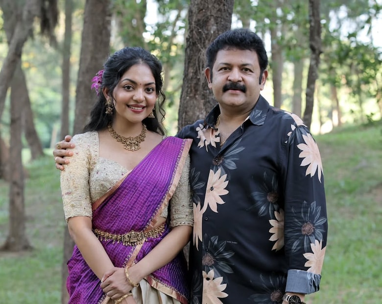  അവരുടെ അച്ഛൻ.. സിന്ധുവിന്റെ ഭർത്താവ്... സുഖമുള്ള മാറ്റം... അടുത്ത നൂറ്റാണ്ടു സ്ത്രീകൾക്കുള്ളതാണ്.. നന്മകൾ നേരുന്നു... എന്നാണ് കൃഷ്ണകുമാർ കുറിച്ചത്.
