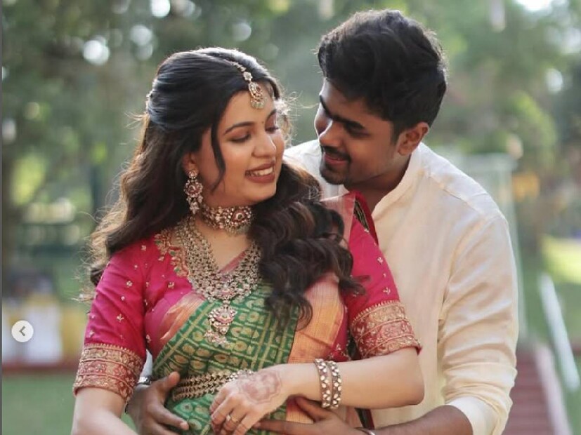 ഒരു വീട്ടിൽ ഇത്രയേറെ യൂട്യൂബ് ചാനലുകൾ ഉണ്ടോ എന്ന ചോദ്യത്തിനും ഇവർ മറുപടി കൊടുത്തുകഴിഞ്ഞിരുന്നു. അച്ഛനും അമ്മയ്ക്കും നാല് പെൺമക്കളിൽ ഓരോരുത്തർക്കും ഉണ്ട് ഒരു യൂട്യൂബ് ചാനൽ. അതിലിനി വീട്ടിൽ ഉണ്ടാക്കുന്ന ഭക്ഷണം തൊട്ട് വിദേശത്തേക്ക് പറപറക്കുന്ന ട്രിപ്പുകളുടെ വരെ വിവരം ഇവർ പോസ്റ്റ് ചെയ്തിട്ടുണ്ടാകും. ലക്ഷങ്ങൾ ആണ് ഇവരുടെ യൂട്യൂബ് വീഡിയോസിന്റെ വ്യൂസ്. മില്യൻസ് നേടാൻ അധികസമയം ഇവർക്ക് കാത്തിരിക്കേണ്ടി വരാറില്ല. അത്രയ്ക്കുണ്ട് കൃഷ്ണകുമാർ കുടുംബത്തിന്റെ ആരാധകരുടെ എണ്ണം
