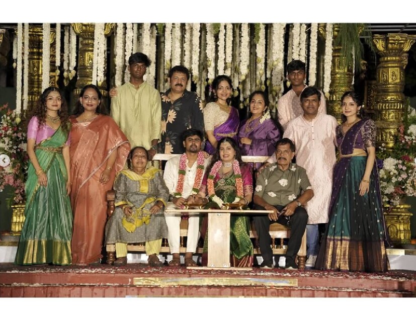രണ്ടാമത്തെ മകൾ ദിയയുടെ പൊന്നോമനയെ താലോലിക്കാനുള്ള തയാറെടുപ്പിലാണ് ഈ കുടുംബം. അമ്മയാവാനുള്ള ത്രില്ലിൽ കഴിയുന്ന ദിയ കൃഷ്ണയ്ക്ക് അടുത്തിടെ വളകാപ്പ് ചടങ്ങ് നടത്തിയിരുന്നു. ഭർത്താവ് അശ്വിൻ ഗണേഷിന്റെ തമിഴ് പാരമ്പര്യത്തിന്റെ ചുവടുപിടിച്ചാണ് ദിയ കൃഷ്ണയ്ക്ക് അഞ്ചു മാസം തികഞ്ഞതിന്റെയും അതുപോലെതന്നെ വളകാപ്പ് ആഘോഷങ്ങളുടെയും ചടങ്ങുകൾ നടന്നത്. എല്ലാത്തിലും ഒരു സിനിമാറ്റിക് ടച്ച് വേണമെന്ന് ഇവർക്ക് നിർബന്ധമുണ്ട്. ആട്ടവും പാട്ടും ചേർന്ന ഗംഭീര പരിപാടികളാണ് എല്ലായിപ്പോഴും ഇവർ ചേർന്ന് ഒരുക്കുക 