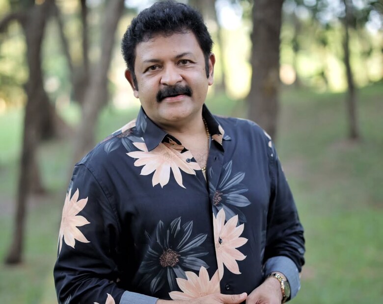  ഇപ്പോഴിതാ തന്റെ വീട്ടിലെ സ്ത്രീകൾക്കൊപ്പമുള്ള ജീവിതത്തെക്കുറിച്ച് കൃഷ്ണകുമാർ എഴുതിയ കാര്യങ്ങളാണ് സോഷ്യൽ മീഡിയയിൽ ശ്രദ്ധനേടുന്നത്. മകൾ ഓസിയുടെ വളകാപ്പ് ചടങ്ങിന്റെ ചിത്രങ്ങൾ പങ്കുവെച്ചുകൊണ്ടാണ് അ​ദ്ദേഹം ഇക്കാര്യങ്ങൾ കുറിച്ചിരിക്കുന്നത്.