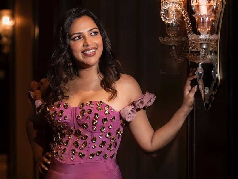 ഇപ്പോൾ സ്നേഹത്തെക്കുറിച്ച് അമല പോൾ പറയുന്ന ചില കാര്യങ്ങൾക്ക് സോഷ്യൽ മീഡിയ കാതോർത്തു കഴിഞ്ഞു. കഴിഞ്ഞ വിവാഹവാർഷിക ദിനത്തിൽ കുമരകത്ത് സർപ്രൈസ് നൽകിയ ഭർത്താവിന് വിവാഹവാർഷികാശംസ നൽകിയ അമലയുടെ ഇൻസ്റ്റഗ്രാം പോസ്റ്റ് ശ്രദ്ധനേടിയിരുന്നു. ജീവിതകാലം മുഴുവൻ നീളുന്ന സ്നേഹം എങ്ങനെ സംഭവിക്കാം എന്ന് തന്റെ എക്സുകൾക്ക് കാട്ടിക്കൊടുക്കും എന്ന് അമല പോസ്റ്റിൽ രേഖപ്പെടുത്തി. ഇത് 'സ്വാഗ്' ആണോ എന്ന് ഒരു പരിപാടിയുടെ അവതാരക അമല പോളിനോട് ചോദിക്കുന്നു 