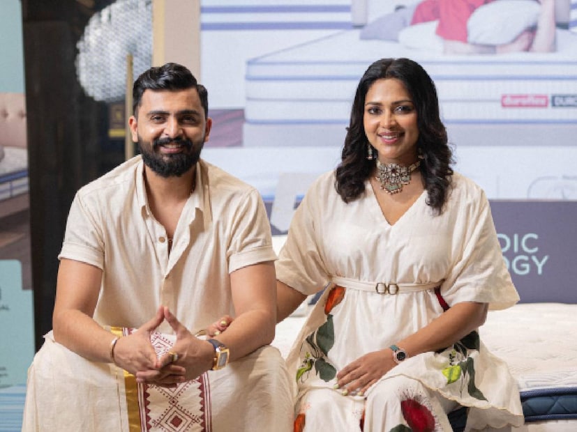  ജ​ഗത് പ്ലാസന്റ കുഴിച്ചിട്ട സമയത്ത് ഞാൻ ഹോസ്പിറ്റലിലായിരുന്നു. കുഞ്ഞ് പിറന്ന് രണ്ടാമത്തെ ദിവസമാണ് മറുപിള്ളയെ കുഴിച്ചിട്ടതെന്ന് അമല പറഞ്ഞു. തങ്ങളുടെ കഥ സിനിമയാക്കുകയാണെങ്കില്&#x200d; അതിന് പേരിടുക 'എന്റെ മറുപിള്ളയെ അടക്കം ചെയ്യുമോ' എന്നായിരിക്കുമെന്നുമാണ് അമല ചെറുചിരിയോടെ പറയുന്നത്.