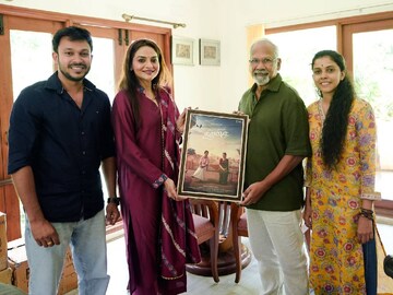 ചിന്ന ചിന്ന ആസൈയുടെ ഫസ്റ്റ് ലുക്ക് പോസ്റ്റർ റിലീസ് ചെയ്യുന്ന മണിരത്നം