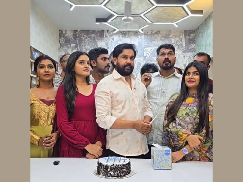പ്രൊമോഷന്റ കാര്യത്തിലും മറ്റും വളരെ കുറച്ചു മാത്രം പണം ചിലവഴിച്ച ചിത്രമാണ് 'പ്രിൻസ് ആൻഡ് ഫാമിലി'. സക്സസ് പാർട്ടി എന്ന പേരിൽ വലിയ ചടങ്ങുകൾ സംഘടിപ്പിക്കാനും ഇവർ തുനിഞ്ഞില്ല. ഇതിന്റെ പിന്നിലെ രഹസ്യം ദിലീപ് തന്റെ സ്വതസിദ്ധമായ തമാശ കലർത്തി അവതരിപ്പിച്ചു. ഇതാണ് ഏറ്റവും ചെലവ് കുറഞ്ഞ ആഘോഷം എന്ന് ദിലീപ്. തിയേറ്ററിന്റെ ഒരു ഭാഗത്തു തന്നെ എല്ലാവരും ഒത്തുകൂടി കേക്ക് മുറിച്ചതിനാൽ, ആഡിറ്റോറിയം ബുക്ക് ചെയ്യാനുള്ള വാടകപ്പണവും നൽകേണ്ടി വന്നില്ല