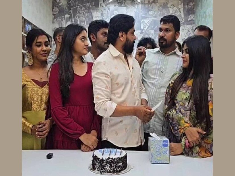 റിലീസ് ദിവസം തന്നെ സിനിമകൾ സക്സസ് പാർട്ടി നടത്തുന്നതിൽ ചില കോണുകളിൽ നിന്നും വളരെ മുൻപേ വിമർശനം ഉയർന്നിരുന്നു. എന്നാൽ, ദിലീപ് ചിത്രവും റിലീസ് ചെയ്ത ദിവസം ഒരു സക്സസ് പാർട്ടിയുമായി എത്തിച്ചേർന്നു. ദിലീപ്, നിർമാതാവ് ലിസ്റ്റിൻ സ്റ്റീഫൻ, സംവിധായകൻ ബിന്റോ സ്റ്റീഫൻ എന്നിവരും നായികമാരും ചേർന്നാണ് സക്സസ് പാർട്ടി നടത്തിയത്. സിദ്ധിഖ്, ബിന്ദു പണിക്കർ, ജോണി ആന്റണി, ധ്യാൻ ശ്രീനിവാസൻ, മഞ്ജു പിള്ള തുടങ്ങിയവർ മറ്റു സുപ്രധാന വേഷങ്ങൾ അവതരിപ്പിച്ച ചിത്രമാണിത്. ദിലീപിന്റെ 150-ാമത് ചിത്രം കൂടിയാണ് പ്രിൻസ് ആൻഡ് ഫാമിലി 