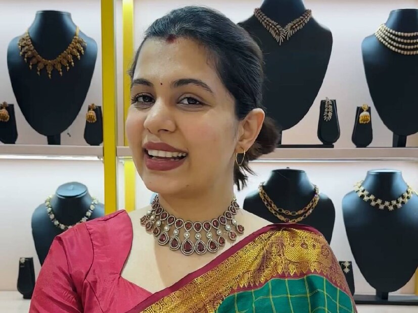  അതേസമയ, ജീവനക്കാരികളെ തട്ടിക്കൊണ്ടു പോയെന്ന കേസിൽ നടൻ കൃഷ്ണ കുമാറിന്റെയും മകൾ ദിയയുടെയും മുൻകൂർ ജാമ്യാപേക്ഷ പരിഗണിക്കുന്നത് 18 ലേക്ക് മാറ്റി. തട്ടിക്കൊണ്ടുപോയി, ഭീഷണിപ്പെടുത്തി പണം തട്ടിയെടുത്തു എന്നീ വകുപ്പുകൾ ചുമത്തിയാണ് ദിയയുടെ സ്ഥാപനത്തിലെ ജീവനക്കാരികൾ നൽകിയ പരാതിയിന്മേൽ എടുത്തിരിക്കുന്ന കേസ്.