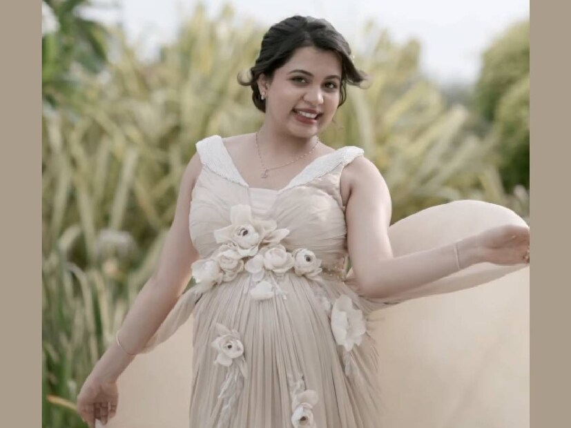 ദിയ കൃഷ്ണയുടെ ഗർഭകാലം അവസാനിച്ച്, ഈ കുടുംബത്തിലേക്ക് അടുത്ത തലമുറയിലെ ആദ്യത്തെ കണ്മണി പിറക്കാൻ ഇനി ദിവസങ്ങൾ മാത്രം ബാക്കി. സിന്ധു കൃഷ്ണയുടെ മൂന്നു ദിവസം മുൻപുള്ള ഹോം വ്ലോഗിൽ ദിയ അടുത്ത പത്തു ദിവസത്തിനുള്ളിൽ അമ്മയാവും എന്ന അറിയിപ്പുണ്ടായിരുന്നു. പറഞ്ഞ ദിവസത്തിനും മുൻപാണ് അതെങ്കിൽ മാത്രമേ മാറ്റമുണ്ടാകൂ. എന്തായാലും 'സ്ത്രീ' വീട്ടിലേക്കുള്ള അഞ്ചാമത്തെ കുഞ്ഞിനെ വരവേൽക്കാൻ കുടുംബം മുഴുവനും തയാറെടുത്തു കഴിഞ്ഞു