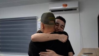 മോചനശേഷം കുടുംബാംഗത്തെ ആശ്ലേഷിക്കുന്ന ഏദൻ