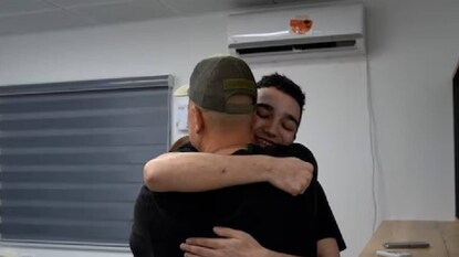 മോചനശേഷം കുടുംബാംഗത്തെ ആശ്ലേഷിക്കുന്ന ഏദൻ മോചനശേഷം കുടുംബാംഗത്തെ ആശ്ലേഷിക്കുന്ന ഏദൻ