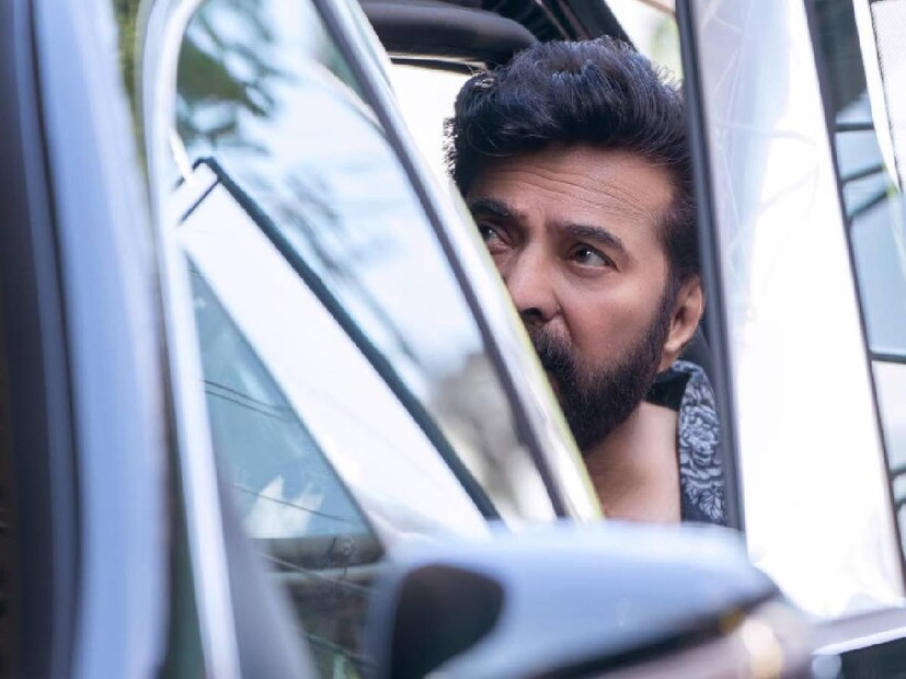 'കുറച്ചു നാളുകൾക്കു ശേഷം കണ്ടപ്പോൾ വല്ലാത്ത സന്തോഷം', 'ഇപ്പോഴാണ് ശ്വാസം നേരെ വീണത് പരിഹസിക്കുന്നവർക്ക് മുമ്പിൽ നെഞ്ചും വിരിച്ച് നടക്കാം അന്തസ്സോടെ അഭിമാനത്തോടെ', 'തിരുമ്പി വന്തിട്ടേൻ', 'ഇക്കാക്കക്ക് സുഖമല്ലേ' എന്നിങ്ങനെ ആരാധകരുടെ കമന്റുകൾ കാണാം. ഇക്കഴിഞ്ഞ ഫെബ്രുവരി മാസത്തിനു ശേഷം മമ്മൂട്ടിയെ പൊതുചടങ്ങുകൾ ഏതിലും കണ്ടിരുന്നില്ല