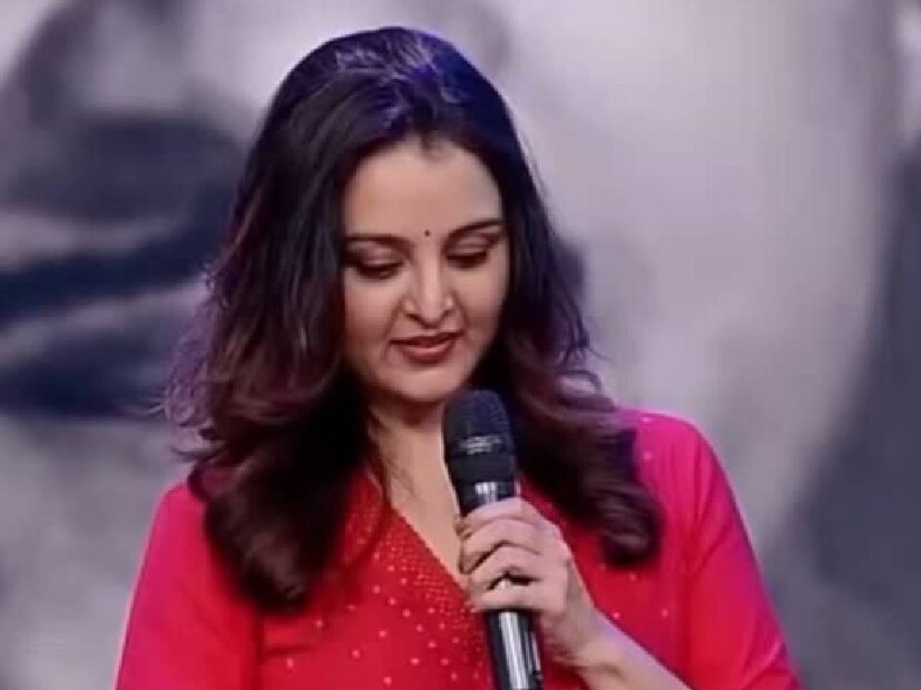 എന്നാൽ, ഇത്തരമൊരു ദുരനുഭവം ഉണ്ടായിട്ടും മഞ്ജു വാര്യർ അതറിഞ്ഞ ഭാവം കാട്ടുന്നില്ല. മാത്രവുമല്ല, തുടർന്നും അവർ ആരാധകരെ നോക്കി കൈവീശുന്നുണ്ട്. ആ രംഗം വഷളാവാതിരിക്കാൻ മഞ്ജു ശ്രമിച്ചതാവാം. താരത്തിന് നേർക്ക് തിരിഞ്ഞ കയ്യുടെ പേരിൽ സോഷ്യൽ മീഡിയയിൽ ചേരി തിരിഞ്ഞ് വാദപ്രതിവാദങ്ങൾ ഉണ്ടായിട്ടുണ്ട്. ഒരു വിരൽ കൊണ്ടാണ് വ്യക്തി മഞ്ജു വാര്യരെ സ്പർശിച്ചിട്ടുള്ളത്. ആ വ്യക്തിയുടെ കൈത്തണ്ടയിൽ ഹെയർബാൻഡ് ഉള്ളതായി കാണാം. അതിനാൽ തന്നെ മഞ്ജു വാര്യരെ സ്പർശിച്ച വ്യക്തി പുരുഷനല്ല സ്ത്രീയാണ് എന്ന നിലയിൽ വാദിക്കുന്നവരുണ്ട്
