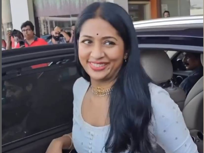 ഇതിനിടെ നവ്യ എഴുത്തുകാരിയായപ്പോൾ, പുസ്തകപ്രകാശനത്തിനു വന്നത് ഒരു സിനിമയിൽ പോലും ഒന്നിച്ചഭിനയിച്ചിട്ടില്ലാത്ത സുഹൃത്ത് മഞ്ജു വാര്യരാണ്. 'നവ്യരസങ്ങളുടെ' പ്രകാശന വേദിയിൽ നവ്യയും മഞ്ജു വാര്യരും ചിരിച്ചുല്ലസിച്ച് ഇരിക്കുന്ന ദൃശ്യങ്ങൾ അന്നാളുകളിൽ വൈറലായി മാറിയിരുന്നു. കൂടാതെ നാടൻ തനിമയുടെ പേരിൽ നായികമാരിൽ ആരാണ് മുന്നിൽ എന്ന നിലയിൽ താരതമ്യം ചെയ്യുന്ന രീതിയും ആരാധകരുടെ ഇടയിൽ ഉണ്ടായിരുന്നു. നീളൻ തലമുടിയും ശാലീന സൗന്ദര്യവുമായിരുന്നു മഞ്ജുവും നവ്യയും ഉൾപ്പെടുന്ന താരങ്ങളുടെ മുഖമുദ്ര (തുടർന്ന് വായിക്കുക)