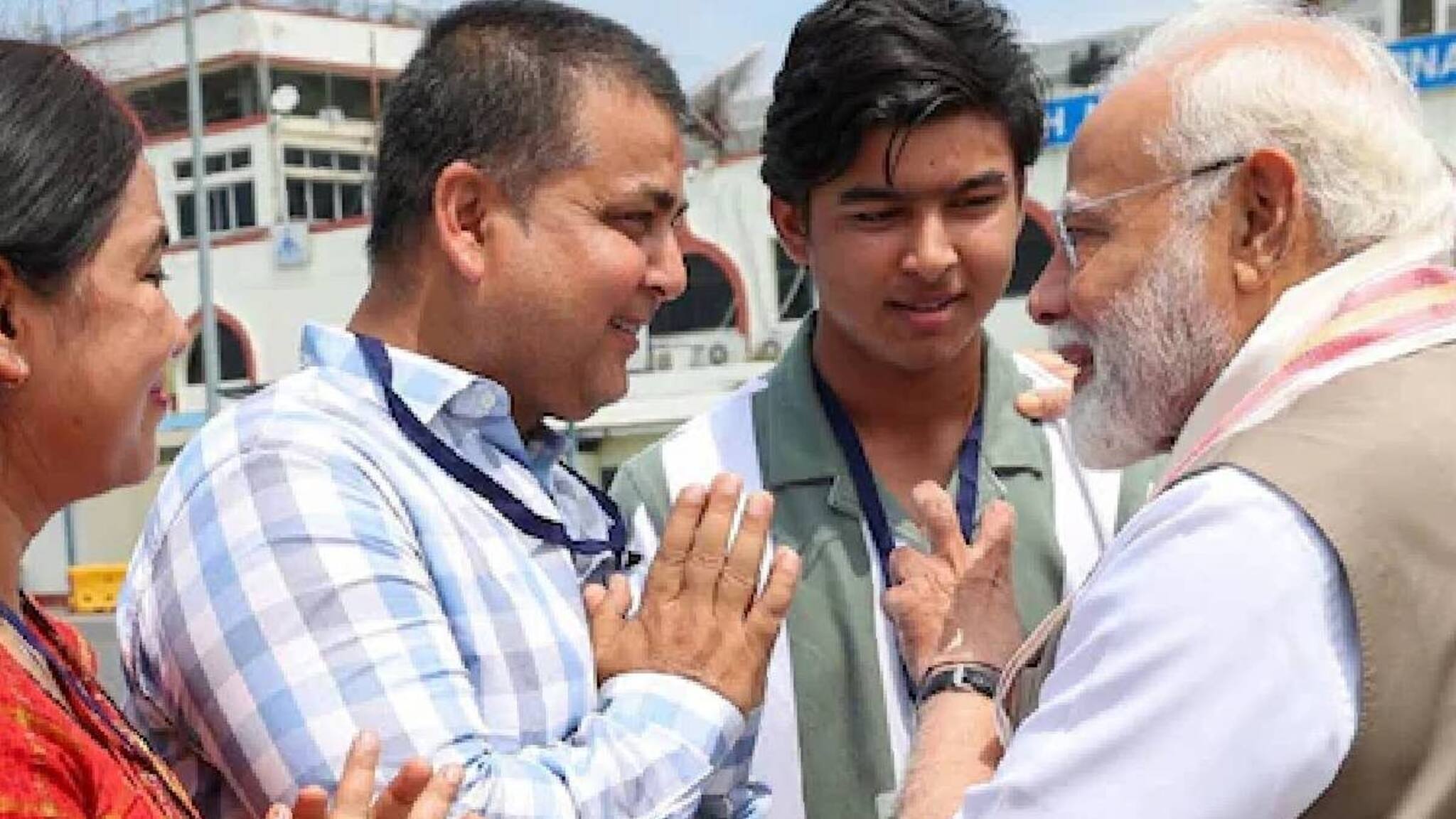 പ്രധാനമന്ത്രി മോദിയുടെ കാൽതൊട്ടു വന്ദിച്ച് വൈഭവ് സൂര്യവൻഷി; പാട്ന വിമാനത്താവളത്തിൽ അപ്രതീക്ഷിത കണ്ടുമുട്ടൽ