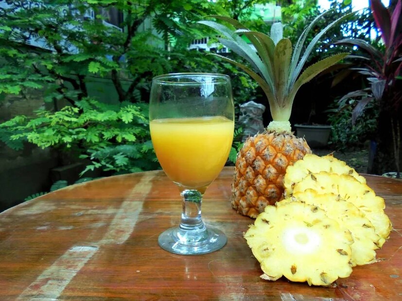  പൈനാപ്പിൾ ആന്റിഓക്‌സിഡന്റുകളുടെയും വിറ്റാമിൻ സിയുടെയും നല്ല ഉറവിടമാണ്. ഇത് ഹൃദയാരോഗ്യം വർദ്ധിപ്പിക്കാൻ സഹായിക്കുന്നു. പൈനാപ്പിൾ ജ്യൂസ് കുടിക്കുന്നത് ഹൃദ്രോഗ സാധ്യത കുറയ്ക്കുകയും രക്തസമ്മർദ്ദം നിയന്ത്രിക്കുകയും ചെയ്യും. രക്താതിമർദ്ദമുള്ളവർ പതിവായി പൈനാപ്പിൾ ജ്യൂസ് കുടിക്കണമെന്ന് പലപ്പോഴും നിർദ്ദേശിക്കാറുണ്ട്.