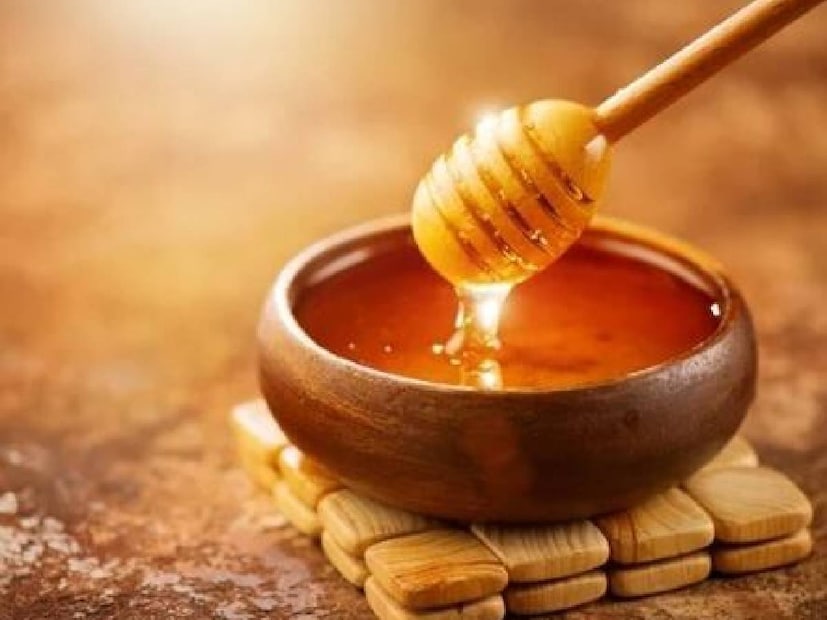  ആന്റിഓക്‌സിഡന്റ് വർദ്ധിപ്പിക്കുന്നതിന് നിങ്ങളുടെ ഭക്ഷണത്തിൽ തേൻ ഉൾപ്പെടുത്തുന്നത് നല്ലതായിരിക്കും. നിങ്ങളുടെ കാപ്പിയിലോ ചായയിലോ പഞ്ചസാരയ്ക്ക് പകരം തേൻ ഉപയോഗിക്കുക. പാചകത്തിലും ബേക്കിംഗിലും തേനുപയോഗിക്കാം. എന്നാൽ തേനിന് രക്തത്തിലെ പഞ്ചസാരയുടെ അളവ് വർദ്ധിപ്പിക്കാൻ കഴിയുമെന്നത് ശ്രദ്ധിക്കേണ്ട കാര്യമാണ്. എന്നാൽ അമിതമായി സ്ഥിരം തേൻ കഴിക്കുന്നത് ശരീരഭാരം വർദ്ധിപ്പിക്കുന്നതിനും ടൈപ്പ് 2 പ്രമേഹം പോലുള്ള അവസ്ഥകൾക്കുള്ള സാധ്യത വർദ്ധിപ്പിക്കുന്നതിനും കാരണമായേക്കാം.