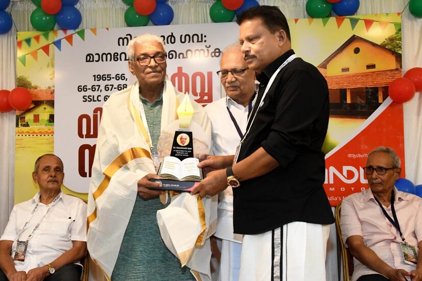  മൂന്ന് വർഷങ്ങളിലായി പത്താം ക്ലാസിൽ പഠിച്ചിരുന്നവരാണ് ഒത്തുകൂടിയത്. ആറ് പതിറ്റാണ്ടിന് ശേഷമാണ് പലരും നേരിൽ കാണുന്നത്. ഇന്നലെ രാവിലെ 9.30ന് നിലമ്പൂർ റോസ് ഇന്റർനാഷണൽ ഹോട്ടലിലായിരുന്നു കൂടിച്ചേരൽ. അന്നത്തെ അധ്യാപകരായ രാമചന്ദ്ര അയ്യർ, രാജഗോപാൽ, ടി.കെ. അബ്ദുള്ളക്കുട്ടി, സി.ജെ. മാത്യു, ചന്ദ്രകുമാർ തുടങ്ങിയവരെ ചടങ്ങിൽ ആദരിച്ചു.