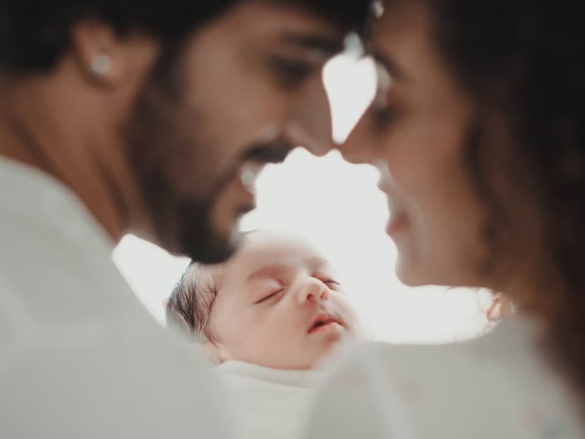  ആ നിശബ്ദ പ്രതിജ്ഞ തങ്ങളുടെ നങ്കൂരമായെന്നും പരസ്പരം, തങ്ങൾ ഒരു ഉറ്റ സുഹൃത്തിനെ, ഒരു പങ്കാളിയെ, ഒരു കണ്ണാടിയെ, ഒരു സുരക്ഷിത ഇടത്തെ കണ്ടെത്തി.