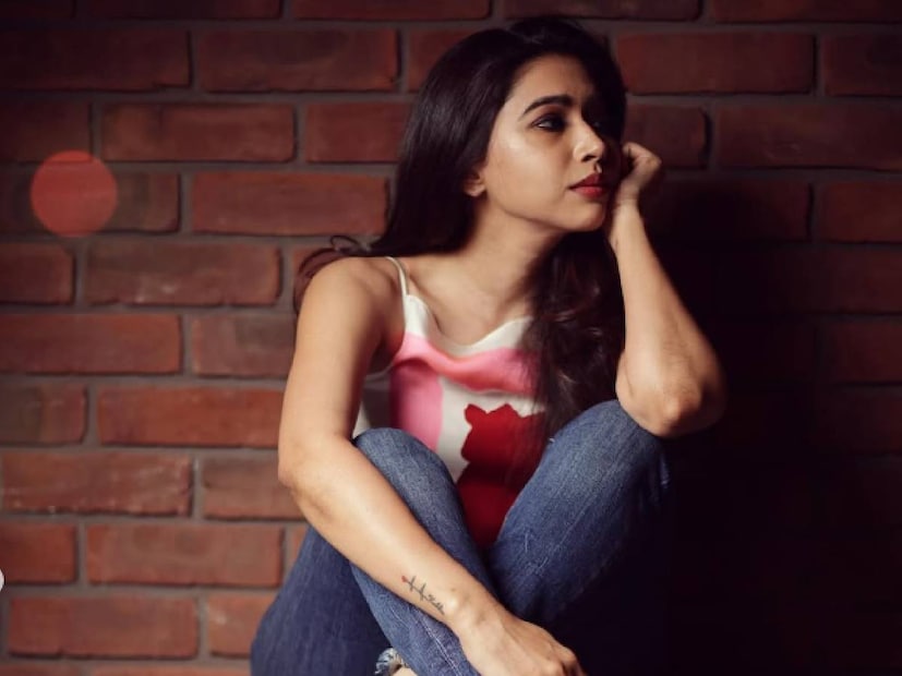 ഒരു നീണ്ടകാല പ്രണയത്തിനു ശേഷം ഒന്നിച്ചവരാണ് ജയം രവി എന്ന രവി മോഹനും ആരതിയും. യു.കെയിൽ പോയി പഠിച്ച ആരതി, കുടുംബിനിയായി മാറാനായി തന്റെ കരിയർ പോലും വേണ്ടെന്നു വച്ചിരുന്നു എന്ന് പിന്നീട് ആക്ഷേപം ഉന്നയിച്ചിരുന്നു. മാത്രവുമല്ല, വിവാഹമോചന നടപടികൾക്കും മുൻപേ മൂന്നാമതൊരാൾ ആണ് കുടുംബജീവിതം തകരാൻ കാരണം എന്ന് ആരതി രവി അവരുടെ സോഷ്യൽ മീഡിയ പ്രസ്താവനയിൽ ആരോപണം ഉന്നയിച്ചിരുന്നു. എന്നാൽ, രവിയുമായി ചേർന്ന് ആരോപണങ്ങളിൽ പേരുയർന്നു വന്ന കെനിഷയെ തന്റെ 'ജീവിതത്തിലെ വെളിച്ചം' എന്നാണ് വിശേഷിപ്പിച്ചത്. ആ 'വെളിച്ചം' തന്റെ ജീവിതത്തിൽ ഇരുൾപടർത്തിയെന്ന് ആരതി (തുടർന്ന് വായിക്കുക)